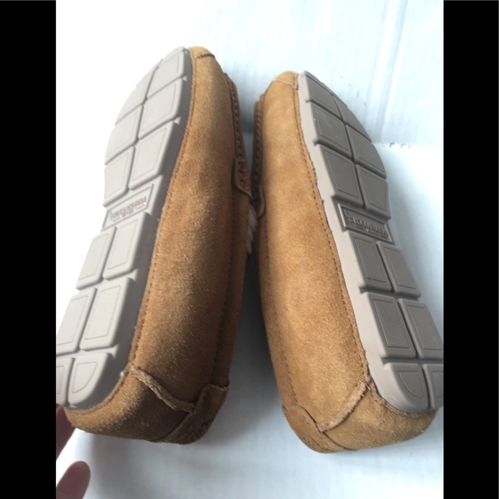 Koolaburra by UGG Tan/ Chestnut Slippers - Picture 4 of 16